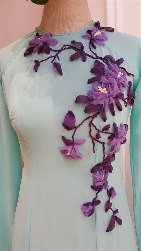 Jersey dress with embroidered appliqué flowers 